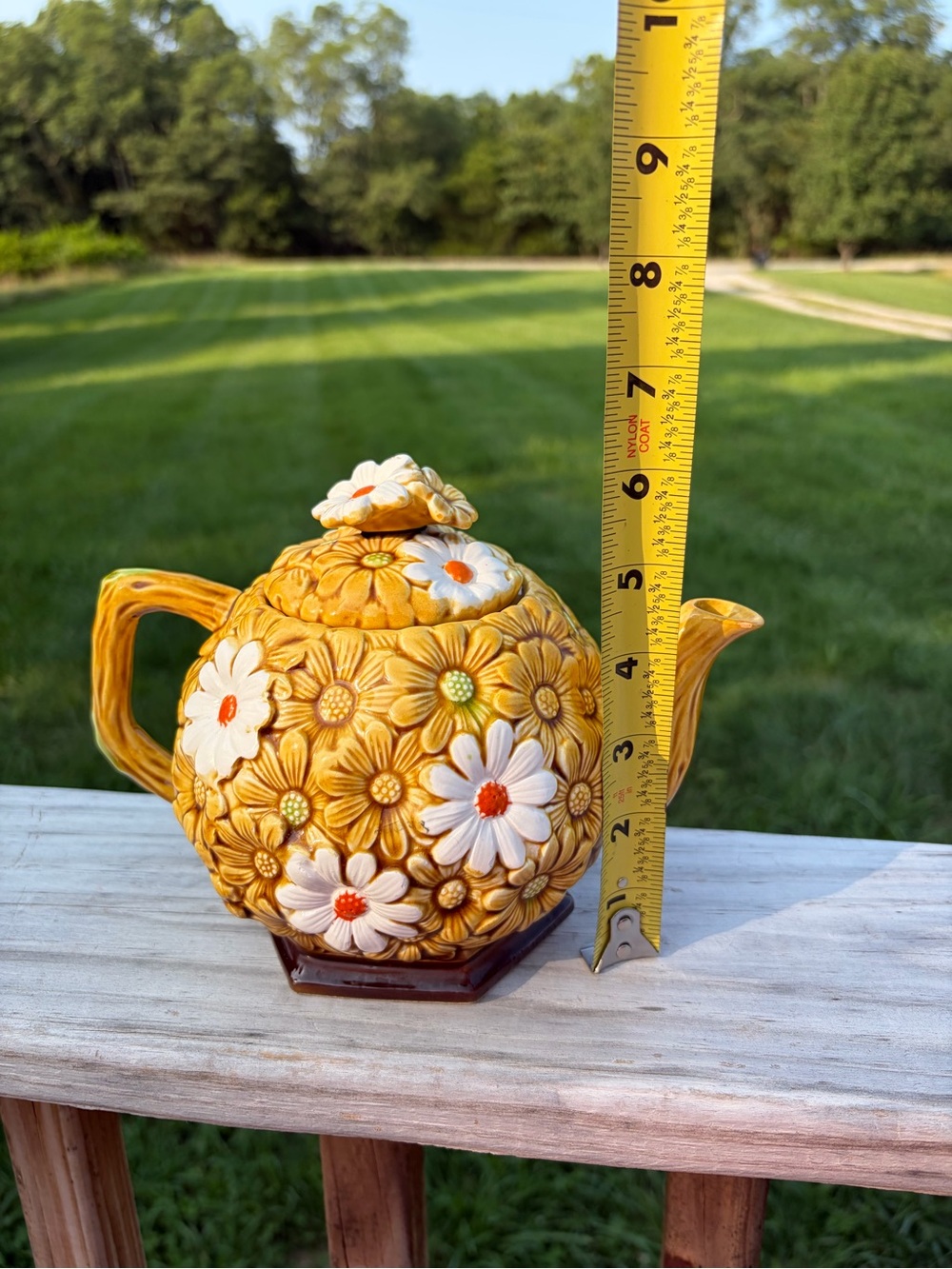 Vintage Fred Roberts Gold & White Daisy Ceramic Teapot W/Lid. 6.5"H 1960-70s - Picture 11 of 12